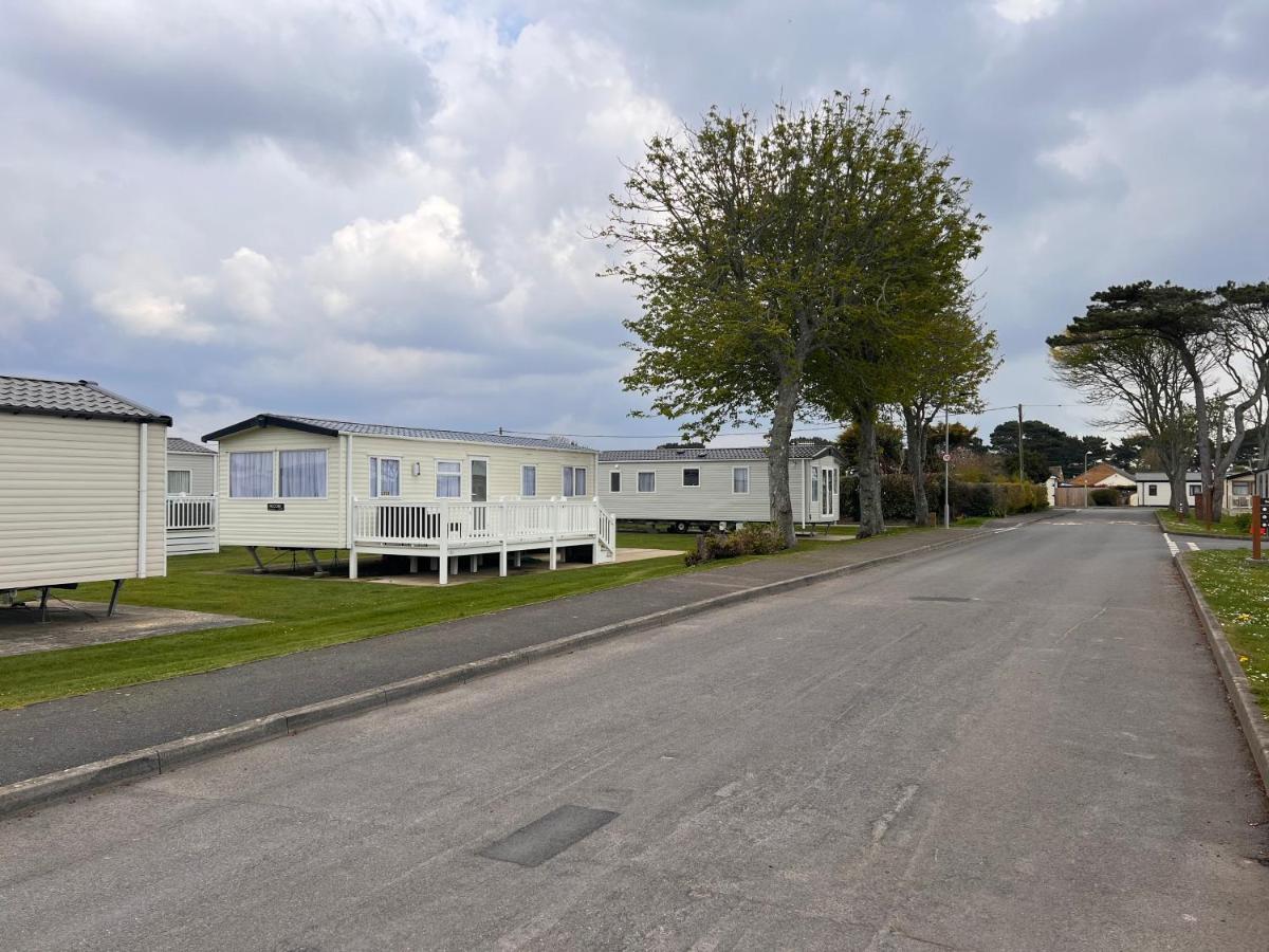 Home By The Sea, Hoburne Naish Resort, Sleeps 4, On Site Leisure Complex Available Forest And Direct Beach Access Milford on Sea Bagian luar foto