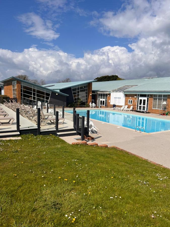 Home By The Sea, Hoburne Naish Resort, Sleeps 4, On Site Leisure Complex Available Forest And Direct Beach Access Milford on Sea Bagian luar foto